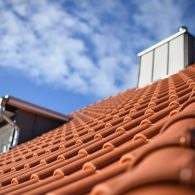 Umwelt Grat und Rauch Schornstein aus Metall auf Neubau Dachdecker Baustelle mit Platz für Text am Sommer Himmel vor Dachziegel Material